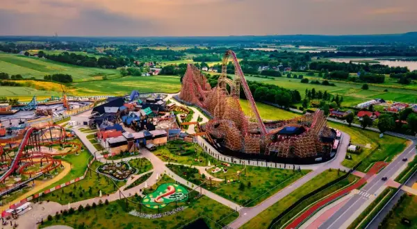 Widok z lotu ptaka na park rozrywki Energylandia z drewnianą kolejką górską. Idealne miejsce na rodzinny wypad, gdzie każdy znajdzie coś dla siebie, nawet posiadając bilet ulgowy Energylandia.