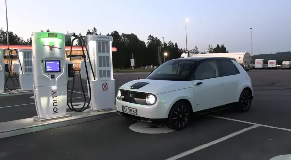Biała Honda e na ładowarce Ionity. Zastanawiasz się nad jej zasięg?