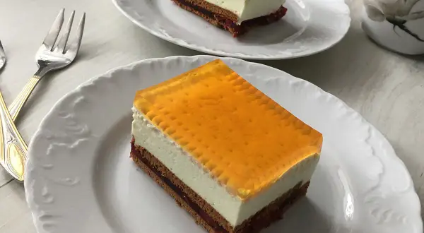 Proste ciasto z serkiem mascarpone i galaretką, z owocowym dżemem i biszkoptem. Idealne na deser.