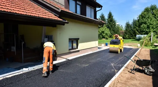 Ile kosztuje asfalt na podjazd? Sprawdź, jak zaoszczędzić na inwestycji