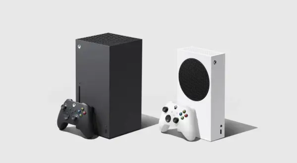 Dwie konsole Xbox next gen: czarna Xbox Series X i biała Xbox Series S, z czarnym i białym kontrolerem.