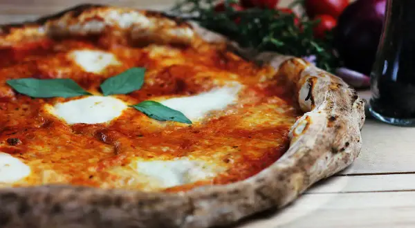 En härlig pizza på grillen med smält mozzarella och färsk basilika. Perfekt för en sommarkväll.