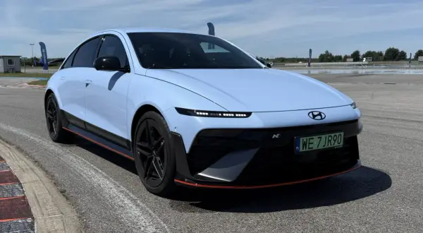 Niebieski Hyundai Ioniq 6 N na torze wyścigowym, gotowy do akcji.