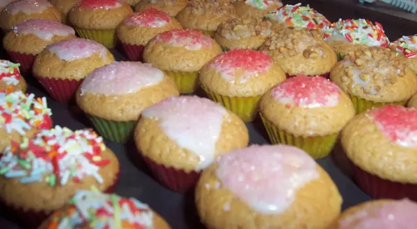 Bunte Mini Muffins mit Zuckerguss und Streuseln, ein leckeres mini muffins rezept für jede Gelegenheit.