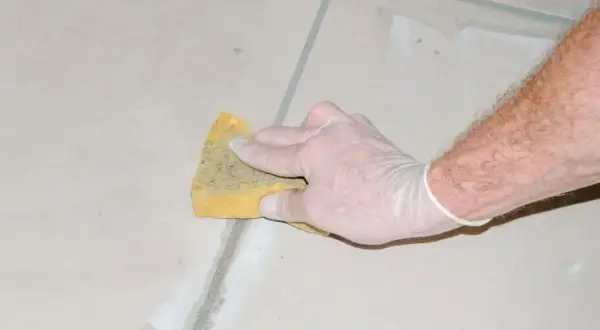 Jak zrobić fugę z cementu – krok po kroku do perfekcyjnych spoin