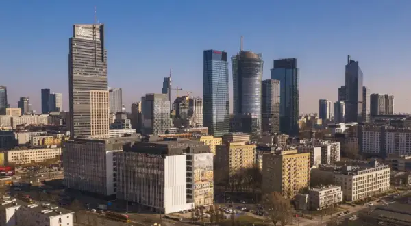 Warszawski krajobraz miejski z wieżowcami. Zastanawiasz się, jak zacząć inwestować w nieruchomości? To miejsce może być inspiracją.