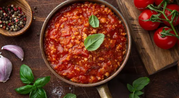 Sos do spaghetti z mięsem mielonym, pomidory, czosnek i bazylia. Zastanawiasz się, ile kalorii ma sos do spaghetti z mięsem mielonym?