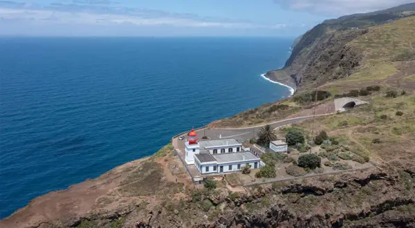 Leuchtturm am Ponta do Pargo, der dramatisch auf einer Klippe über dem blauen Ozean thront.