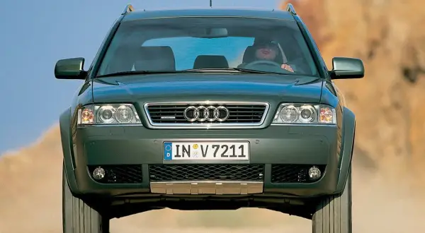 Zielony Audi RS6 C5 na pustynnej drodze, gotowy na przygodę.