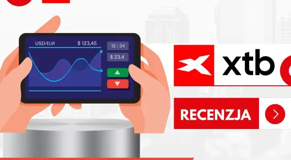 Sprawdź, czy xtb jest darmowe! Na ekranie telefonu wykres kursu USD/EUR, obok przyciski kupna/sprzedaży. Logo XTB i napis "Recenzja".