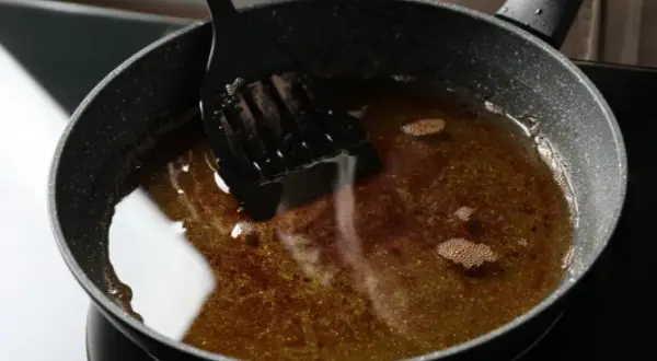 Zastanawiasz się, ile razy można smażyć frytki na tym samym oleju? Ten ciemny, mętny olej w patelni sugeruje, że był już wielokrotnie używany.