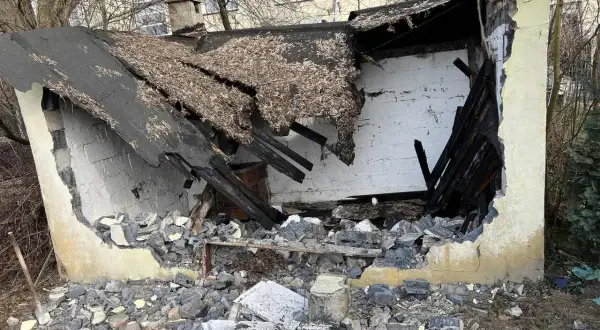 Zniszczony budynek, gruz i połamane drewno. Trwa wyburzenie domu, koszt prac jest wysoki.
