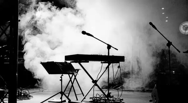 Scena z dymem, klawisze i mikrofony. Atmosfera jak z koncertu Pink Floyd, pełna tajemnic i historii.