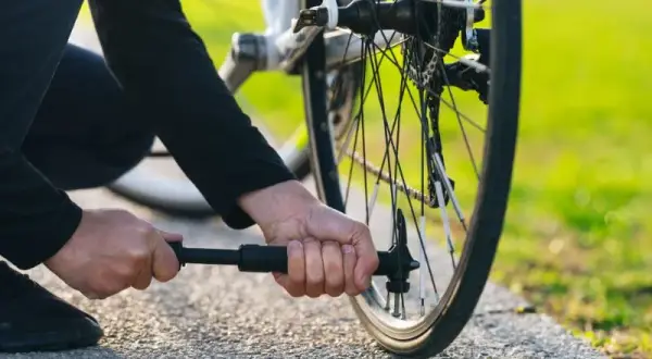 Jak napompować oponę bezdętkową w rowerze bez problemów i stresu