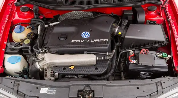 Silnik 20V-TURBO z logo VW. Choć nie jest to kei car, to serce tego czerwonego auta jest gotowe do drogi.