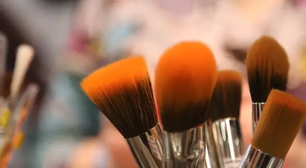 Balsamy i spray do ciała - rosnąca kategoria w kosmetykach masowych