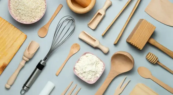 Drewniane akcesoria kuchenne – połączenie funkcjonalności, trwałości i naturalnego stylu