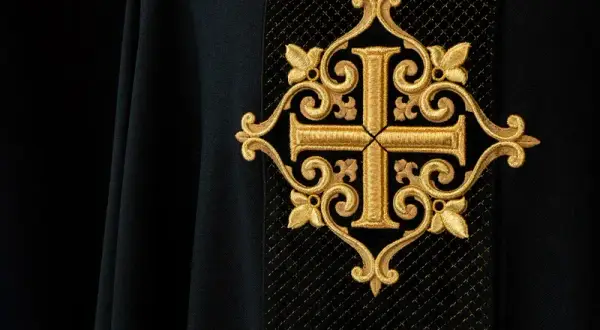 Biel i złoto w liturgii – kiedy i dlaczego kapłan zakłada jasne ornaty?