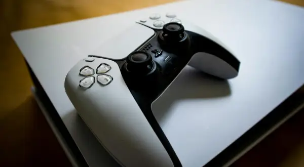 Najlepsze gry i akcesoria na PS5 na początek 2026 roku – co warto kupić, jeśli dopiero zaczynasz przygodę z PlayStation 5