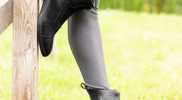 Buty jeździeckie na lato. Jakie obuwie sprawdzi się podczas treningów?