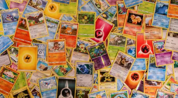 Pomysł na prezent dla dziecka fana Pokémonów – kartki, życzenia i drobne upominki, które można dopełnić kolekcjonerskimi kartami Pokémon