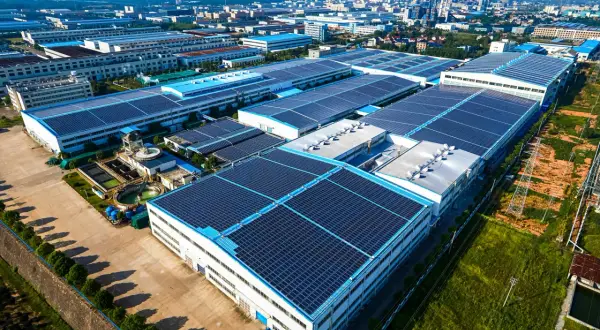 Fotowoltaika dla firm – jak obniżyć koszty energii i zwiększyć niezależność energetyczną przedsiębiorstwa?