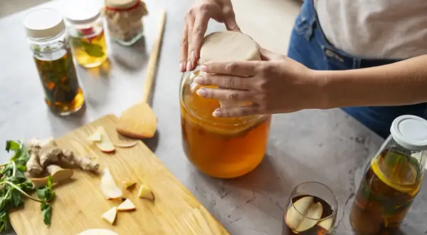 Kombucha domowa: fermentowany napój idealny na spokojny wieczór