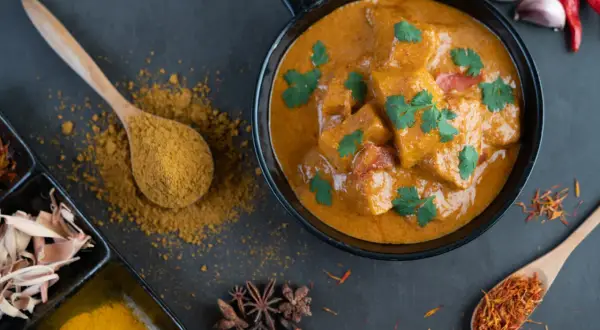 Od curry po gry online — jak egzotyka buduje ciekawość użytkowników