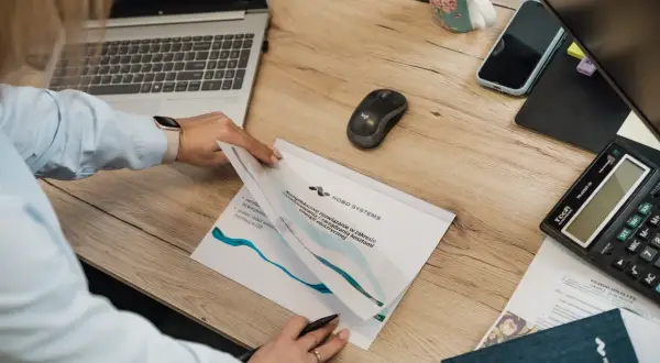 Doradztwo energetyczne przed inwestycją — kiedy projekt poprawia zyski, a kiedy tylko zamraża kapitał?