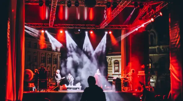 Daj swojej muzyce przestrzeń, na jaką zasługuje. Odkryj nagłośnienie, które robi wrażenie