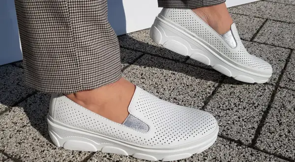 Jakie buty do spodni w kratę damskie – stylowe połączenia na każdą okazję