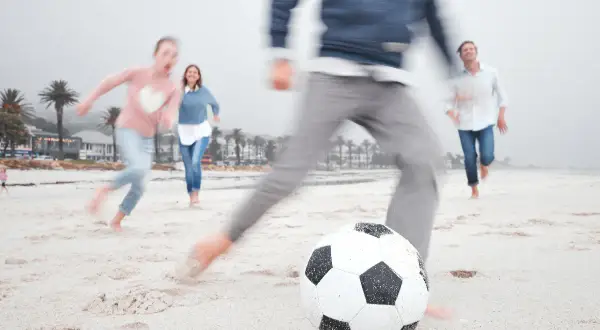 Jaką piłkę wybrać do piłki nożnej plażowej? Kluczowe informacje