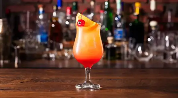 Jak przygotować idealny drink huragan - przepis i historia koktajlu
