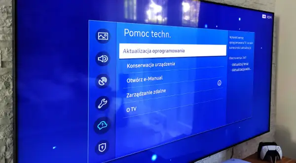 Menu pomocy technicznej telewizora z opcją "Aktualizacja oprogramowania". Dowiedz się, jak zaktualizować oprogramowanie telewizora, aby cieszyć się nowymi funkcjami.