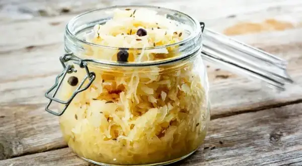Gotowana kapusta kiszona: Czy nadal zdrowa? Wpływ na witaminy i probiotyki