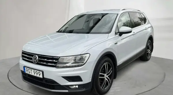 Vit Volkswagen Tiguan Allspace begagnad med snygga fälgar. Perfekt för familjen som behöver extra utrymme.