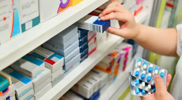 Ręka wybiera lek z półki aptecznej. Zastanawiasz się, clindamycin-mip 600 kiedy zaczyna działać?