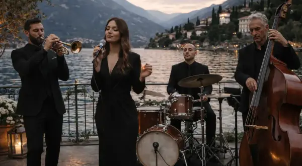 Band jazz con cantante, trombettista, batterista e contrabbassista suona musica swing per un matrimonio con vista lago.