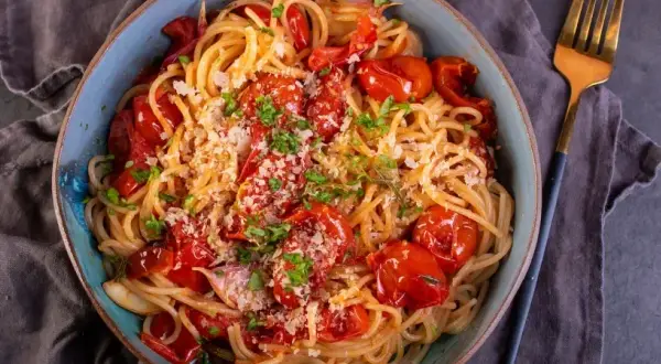 Proste spaghetti z pomidorkami koktajlowymi, które zachwyci smakiem