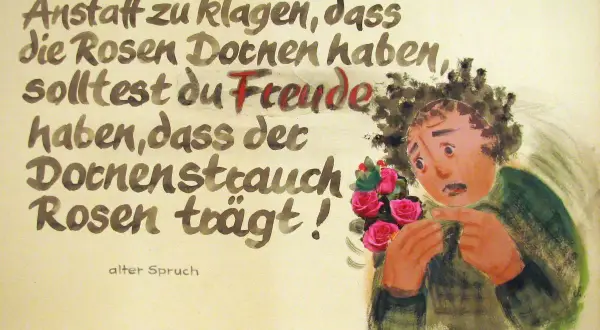 Lebensweisheiten alter Spruch: Statt über Dornen zu klagen, freue dich, dass Rosen wachsen. Ein Mann mit Rosenstrauß sticht sich in den Finger.