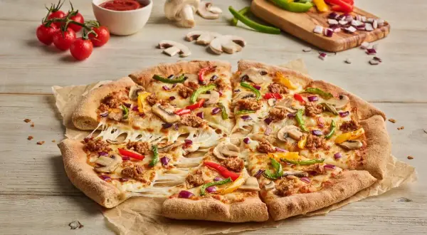 Pizza jak z Pizza Hut - idealne ciasto i smaki, które pokochasz