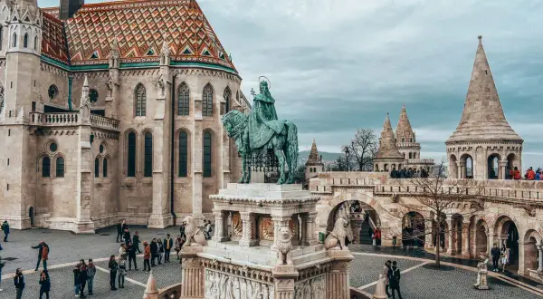 Rynek na Wzgórzu Zamkowym w Budapeszcie. W centrum pomnik konny, w tle kościół św. Macieja i Baszta Rybacka – serce budapeszteńskiego starego miasta.