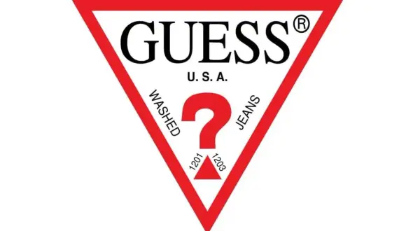 Logo Guess, znanej firmy z USA, z charakterystycznym czerwonym trójkątem i znakiem zapytania.