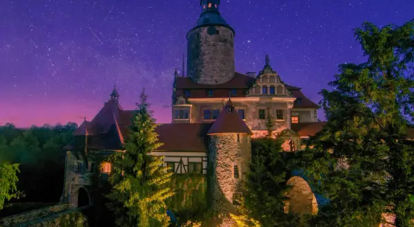 Zamek nocą, pod rozgwieżdżonym niebem, zaprasza na magiczną noc muzeów.