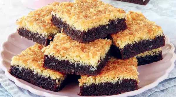 En hög med chokladiga toscakakor med kokos. Perfekt för fikat!