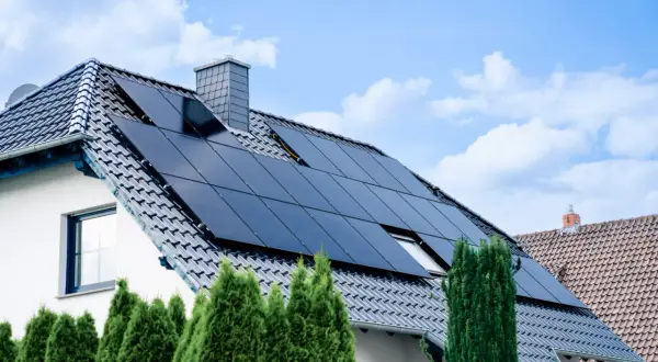 Paneles solares en tejado de casa, un detalle clave para el coste de instalación fotovoltaica.