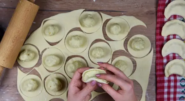 Przepis na ciasto pierogowe z maślanką – idealne na każde pierogi