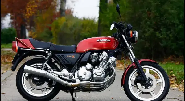 Czerwony motocykl Honda CBX 1000 z lat 80. na tle jesiennej przyrody.
