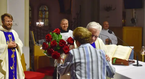 Radosław świętuje imieniny. W kościele wręczono mu bukiet czerwonych róż.