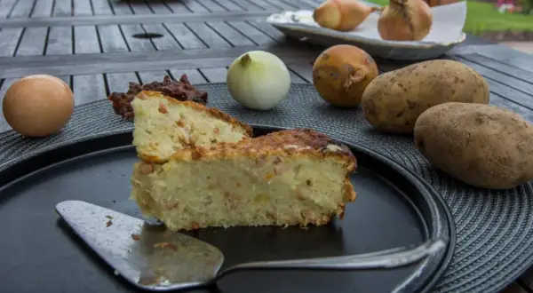 Babka ziemniaczana przepis babci: złocisty placek z ziemniaków, jajek i cebuli, pachnący domem.